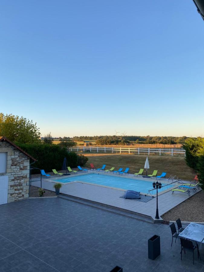 Kourline Villalunoterie Futuroscope Piscine Spa Oyre Exterior foto